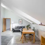 Elegant 4-Guest Retreat Near Old Town