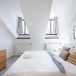Elegant 4-Guest Retreat Near Old Town