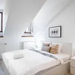 Elegant 4-Guest Retreat Near Old Town
