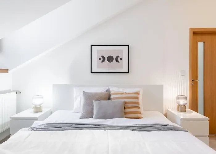 Elegant 4-Guest Retreat Near Old Town