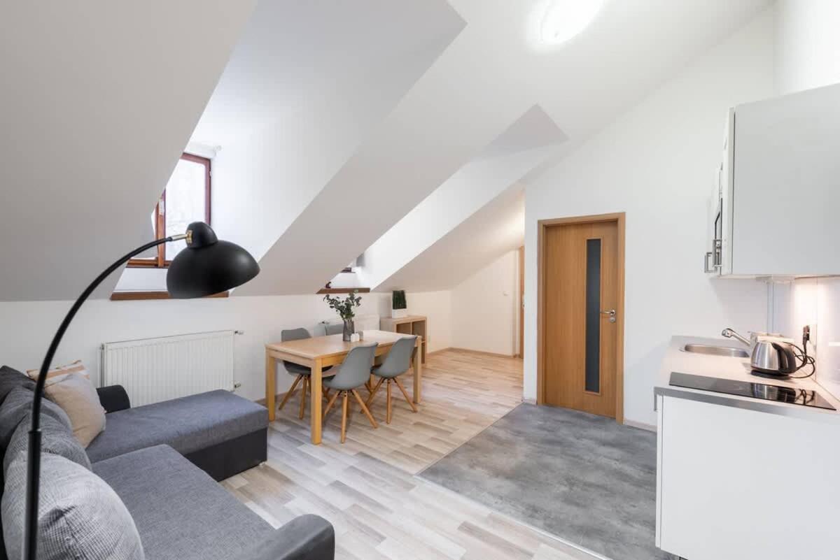 Elegant 4-guest Retreat Near Old Town Appartamento