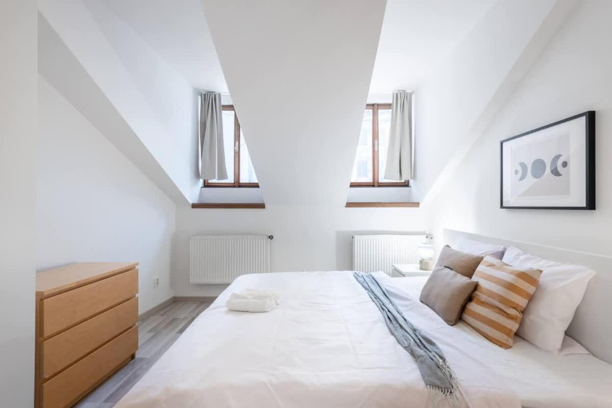 Elegant 4-guest Retreat Near Old Town Appartamento Praga