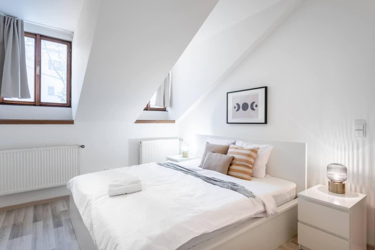 Elegant 4-guest Retreat Near Old Town *