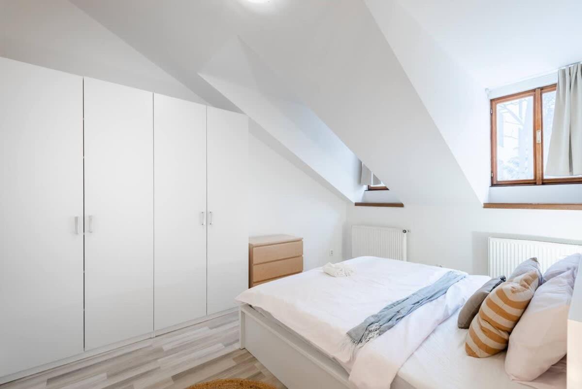 Elegant 4-guest Retreat Near Old Town Appartamento *