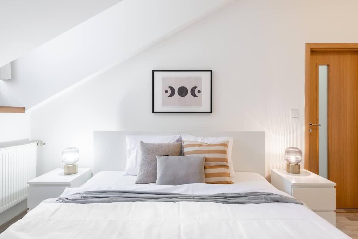 Elegant 4-guest Retreat Near Old Town Praga