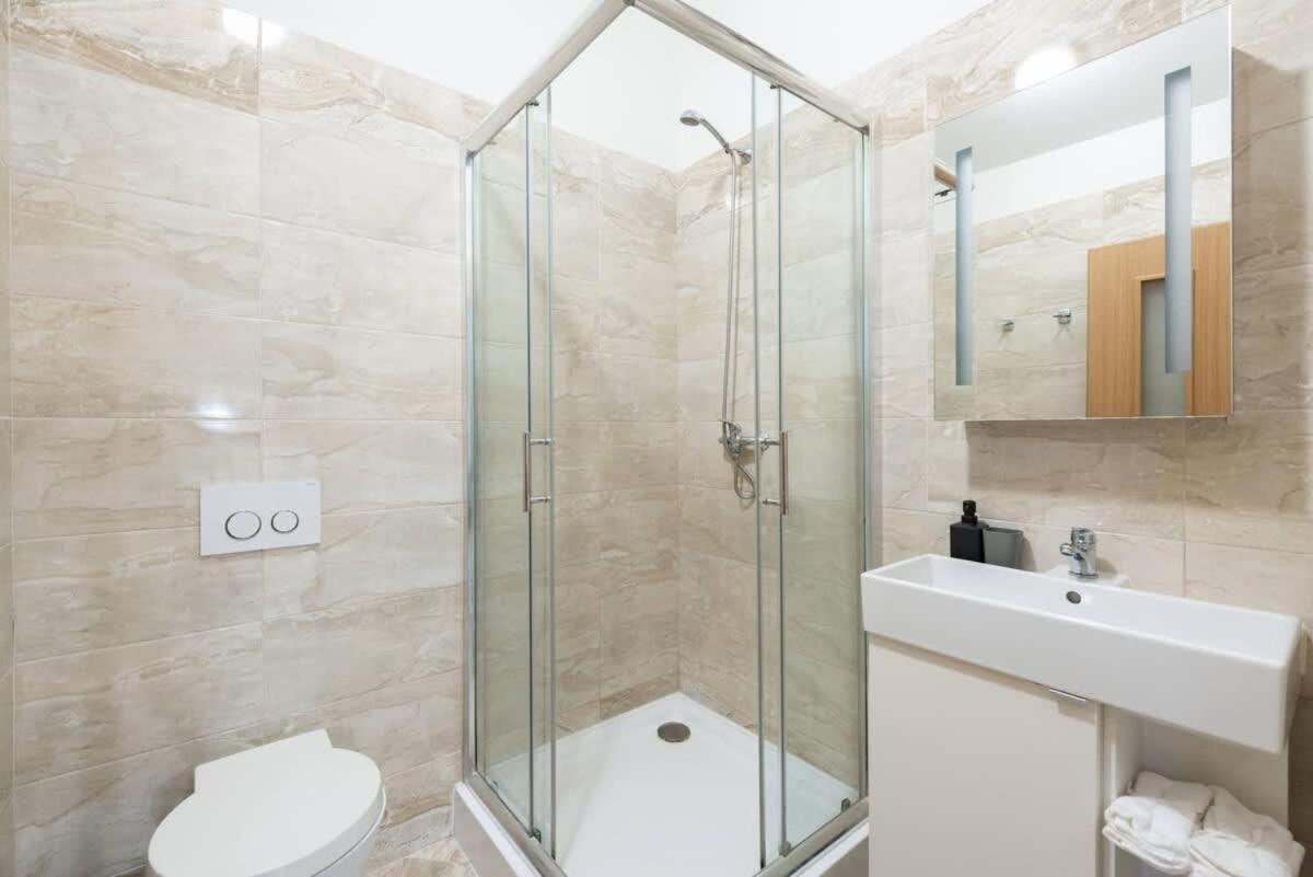 Elegant 4-guest Retreat Near Old Town Appartamento
